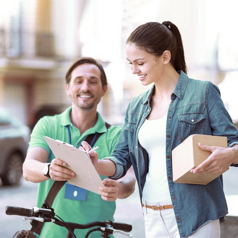 Fietskoerier levert pakketje op tijd af